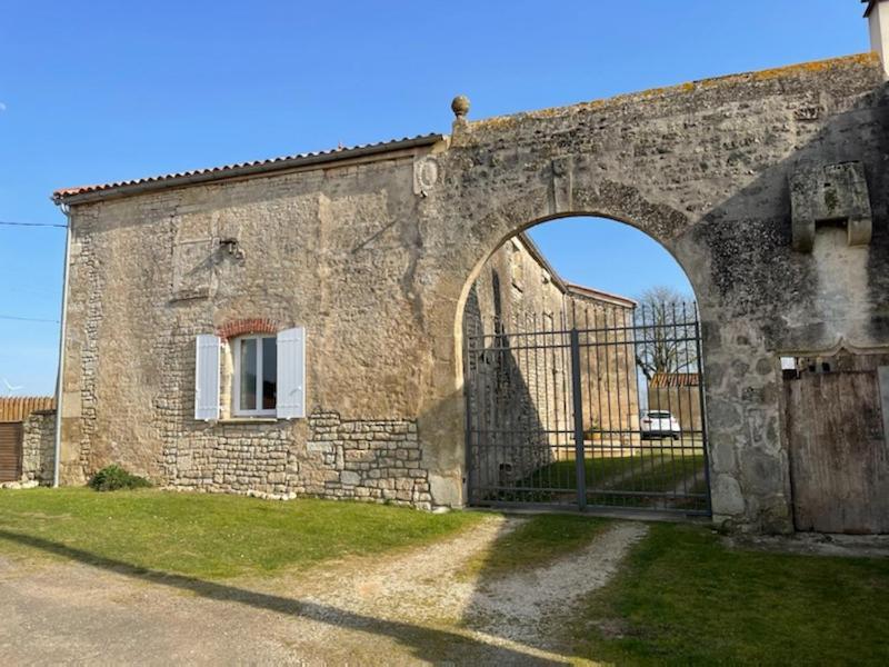 La Commanderie des Templiers Gîte 4 étoiles Saint-Etienne-de-Brillouet Exterior foto